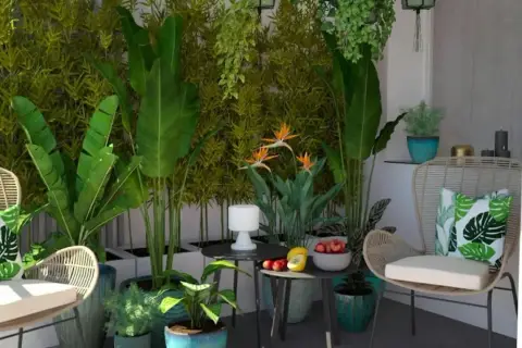 Zielony, bujny balkon z rattanowymi meblami, roślinami i kwiatami rajskiego ptaka.